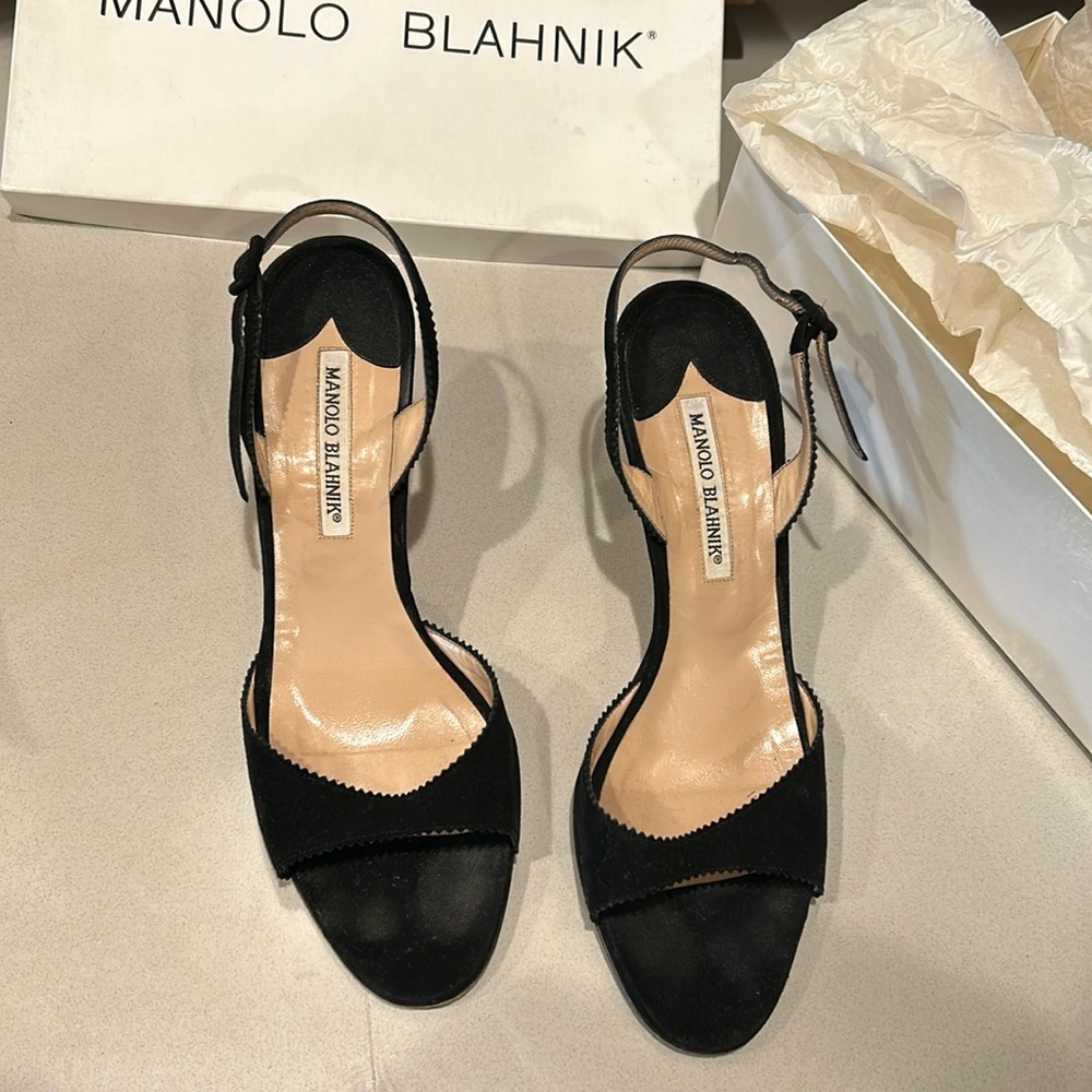 Vintage Manolo Blahnik
Nomea black slingback heel size 39